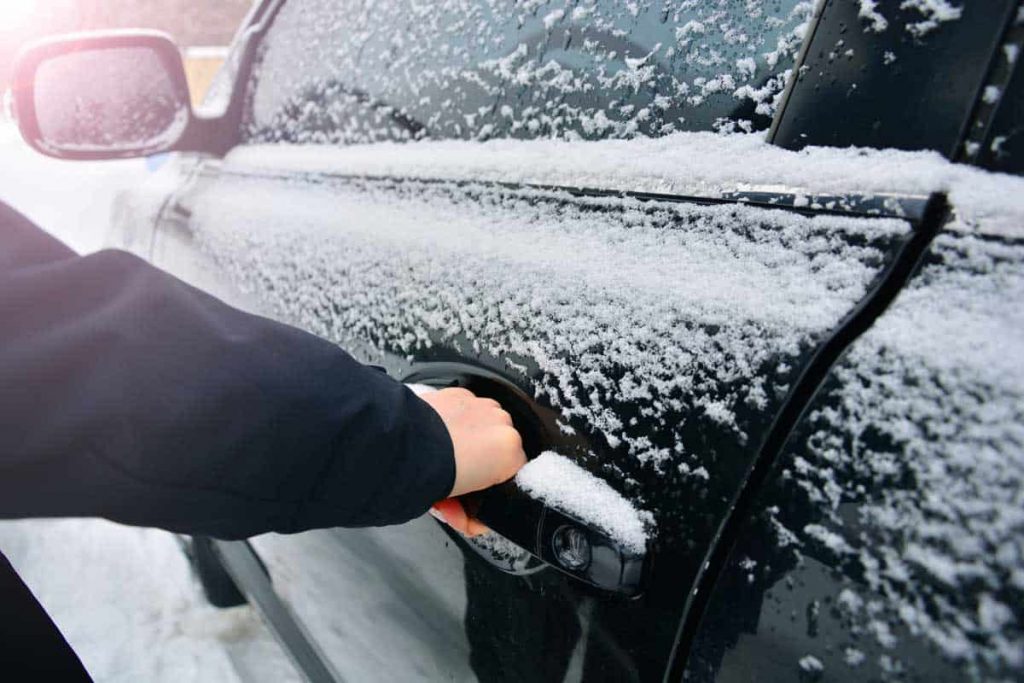 5 façons d'ouvrir une porte de voiture gelée - Serrurier Bruxelles